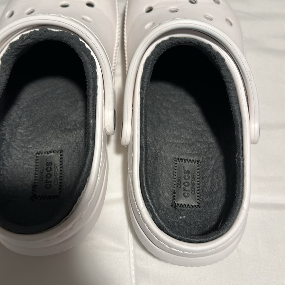 Fleece lined crocs size 7W/5M - Picture 2 of 6